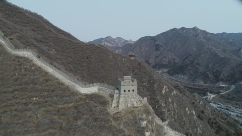 drohne Flying over the great wall at mist smog sky. Aerial view of China great wall Amazing