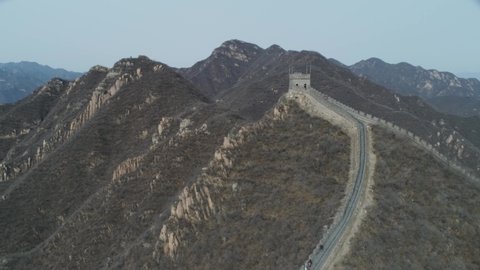 drohne Flying over the great wall at mist smog sky. Aerial view of China great wall Amazing