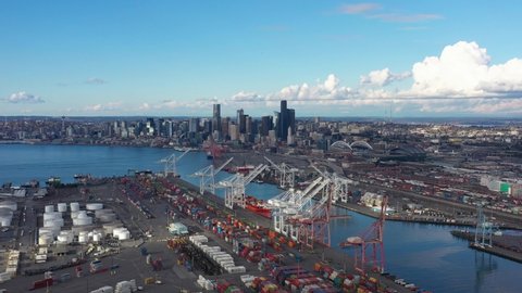 Aerial view flying over the Port of Seattle towards the city skyline. Arkivvideo