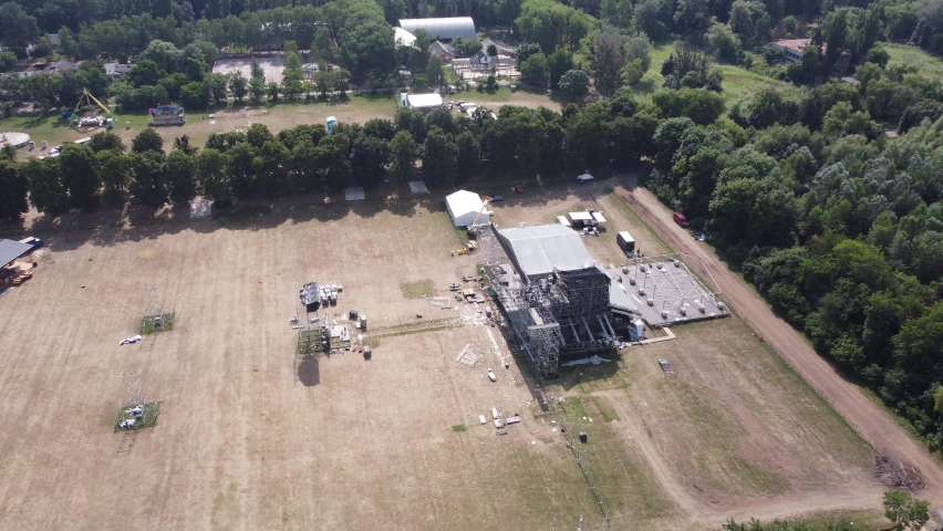 Assembling constructions for the concert scene from the layer