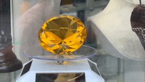 New technology Yellow stone It rotates full circle over the diamond-shaped Plexiglass Electric Electronic technology 4K video shooting buying