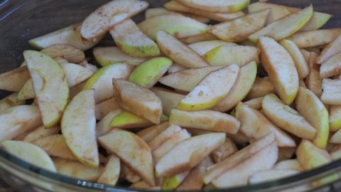 sprinkle cinnamon apples in the form. cooking a pie with yalokami