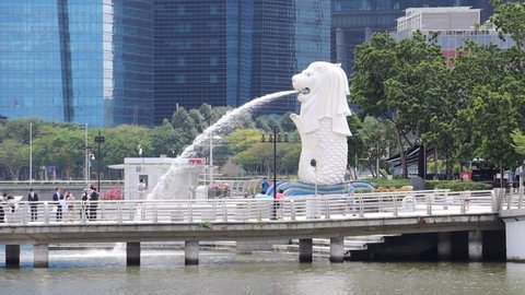 SINGAPORE-6 JAN 2022: The Merlion Park has more tourists as Singapore executes the VTL (Vacation Travel Lane) policy to 27 countries in Dec 2021. VTL is quarantine free travel amid Covid-19 infections