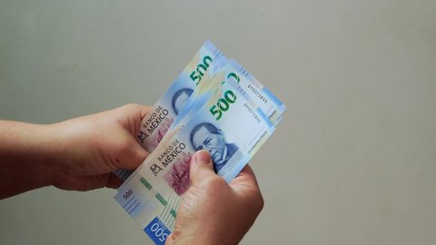 man Pay cash mexican money 500 pesos bills