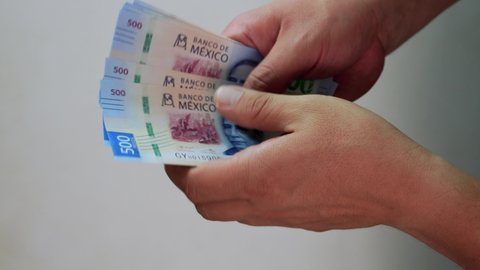 man Pay cash mexican money 500 pesos bills