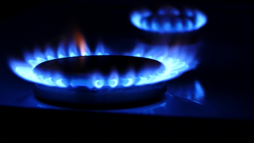 Un quemador de estufa de gas en la cocina oscura - ¡Clips y Vídeos HD de Gratis en Videezy!
