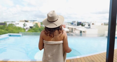 Woman taking off bikini: videos de stock; videoclips en 4K y HD