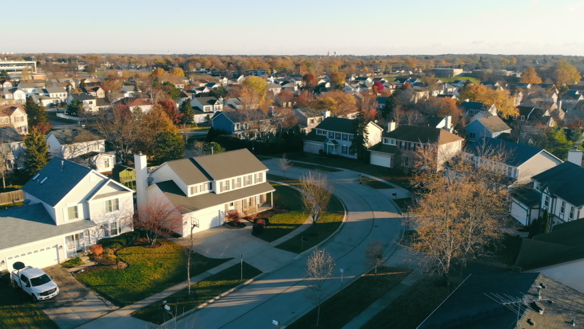 Morning in the village of Illinois. Houses and streets in the village of Mundelein. Cambridge Country Park