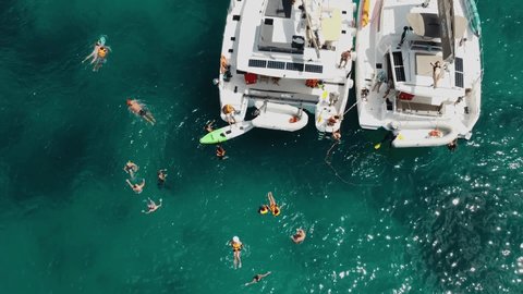 Phuket, Thailand, 19, December, 2019:
Vacation on a yacht at sea, sailing yachts in the tropical sea, tourists enjoying their vacation in the warm sea, top view Redaktionel stock-video