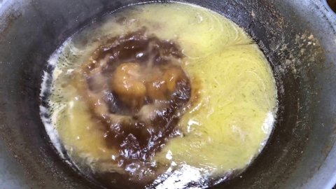 Videos of frying food in very hot oil in a pan can make the food unappetizing, the oil is very hot, using old vegetable oil to fry food repeatedly is harmful to health.