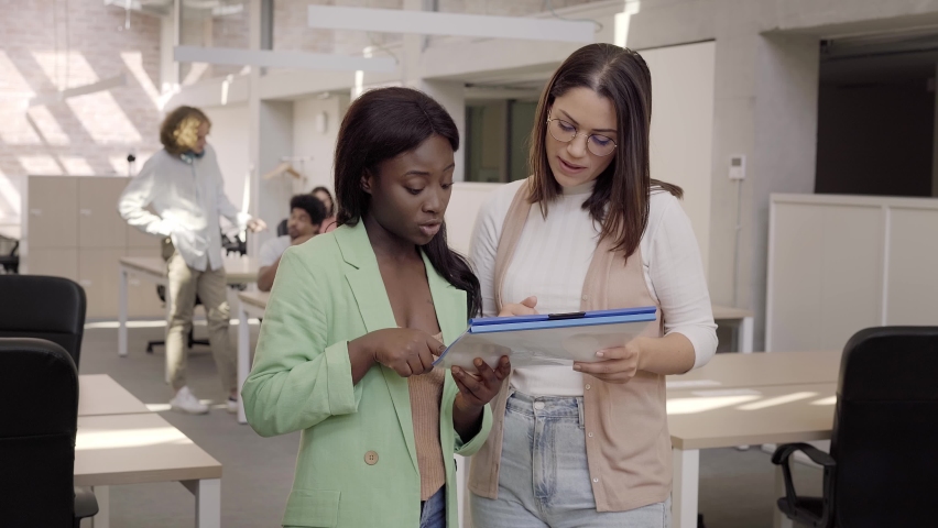 Female executive telling idea diverse project team at office meeting. Only Women Team working in a proyect. Royalty-Free Stock Footage #1085969372