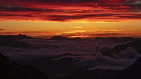 Incredible sunrise timelapse of cloud in the mountains of Snowdonia national park