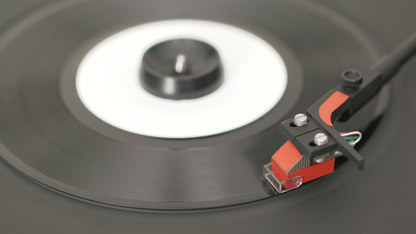 32 7 inch vinyl record Stock Video 