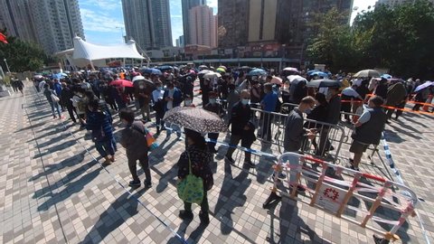 2022-1-23,Hong Kong. Wong Tai Sin Square Mobile specimen collection, there are about 2,000 people waiting for testing, Whether compulsory or voluntary testing, everyone is waiting in line .
