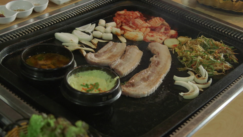 Some Korean restaurants eat pork belly, soybean paste stew, and steamed eggs on an iron plate.