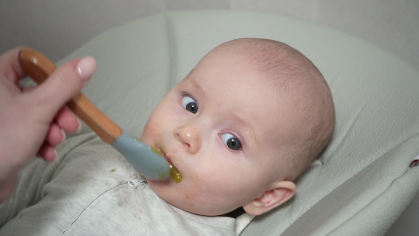 Cara Transisi dari Susu ke Makanan Padat untuk Bayi