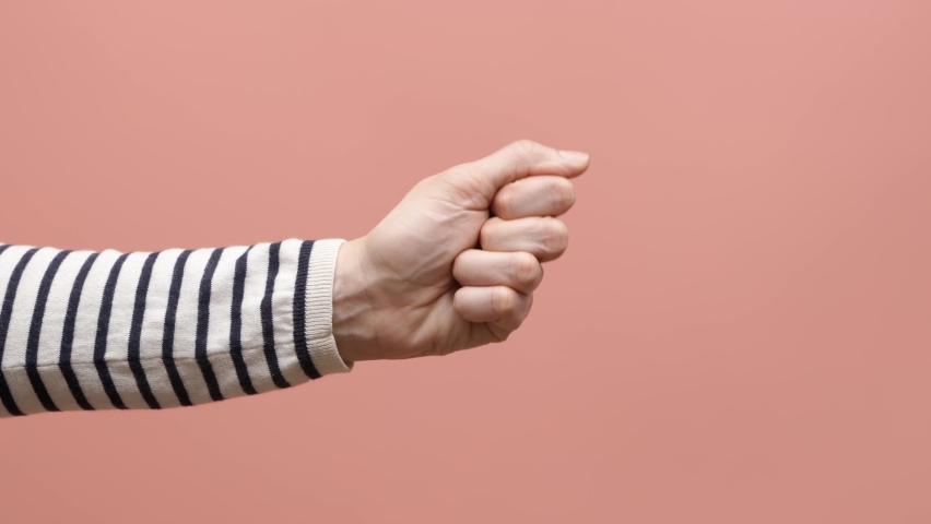 Female hand counting from 0 to 5 on pink background. Woman shows fist fist, then one, two, three, four, five fingers and bends the fingers, counting from five to one. Close up. 4k video