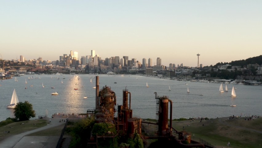 Aerial view pushing over Gas Works Park towards Lake Union and the Seattle city skyline. Royalty-Free Stock Footage #1087489283