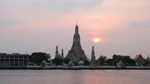 4K : Time lapse Landmark of bangkok Temple of Wat Arun (Arun ratchawararam temple). Bangkok, Thailand. day to night timelapse

