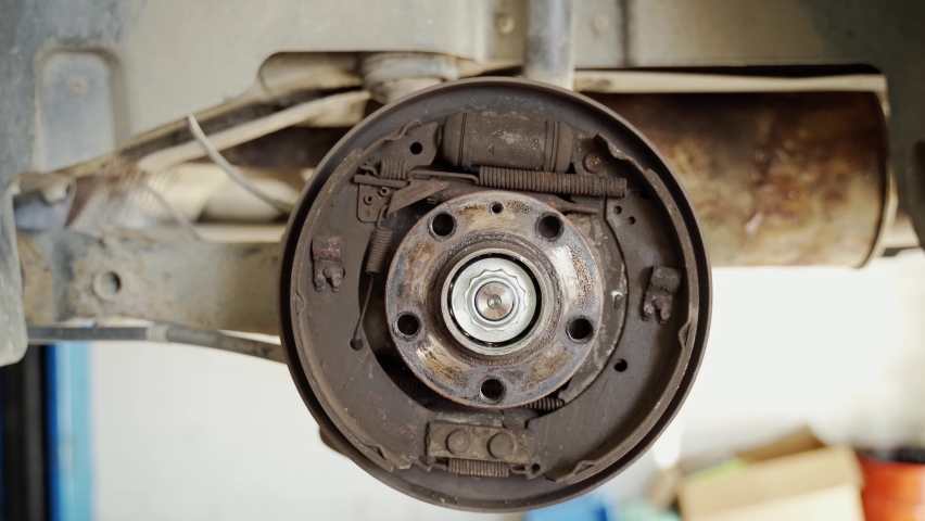 Brake mechanism of automobile drum brakes. Hub, brake pads, springs, brake cylinder, nut