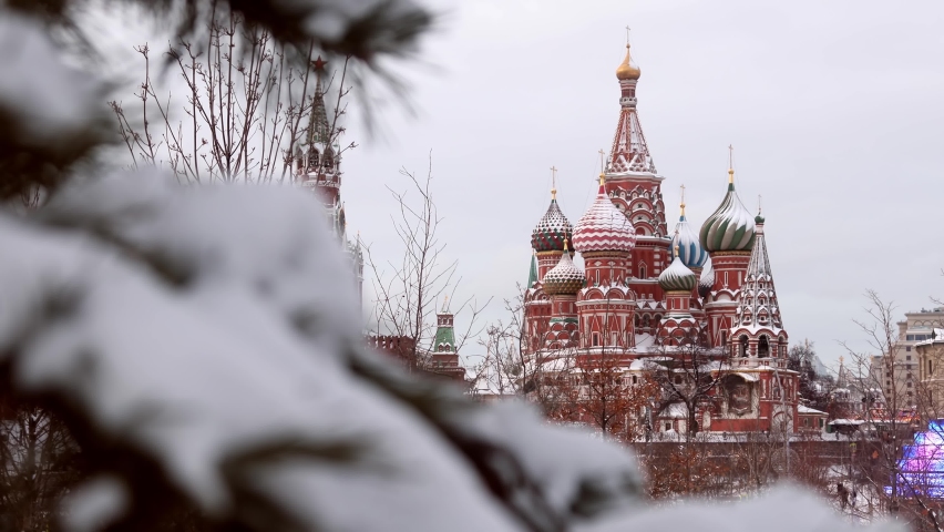 Москва зимой отзывы. Горы снега в Москве. Кремль засыпало снегом. Москва 2015 зима. Снег на Васильевском спуске.