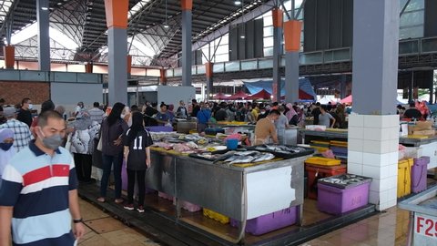  Sarawak, Malaysia- Circa February, 2022: A handheld with noise effect footage at fish and Halal meat section in Satok Market during weekend. 