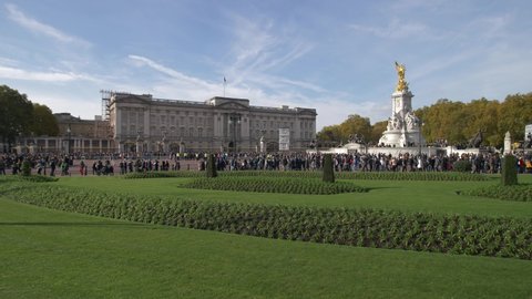 LONDON, UK. OCTOBER 30 2019. Tourists and locals around Buckingham Palace, slow motion.