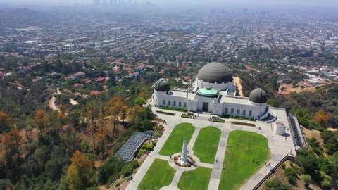 Los Angeles, Californi 3,10, 2022: cinematic aerial view of the Griffith Observatory on a sunny day.