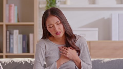 An Asian woman has got the symptoms of heart attack which is the main result that make people die or disorder. There are many symptoms  like chest pain, chest pressure and discomfort on back. 