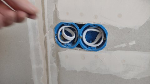 Installation of an electrical outlet in a plasterboard wall