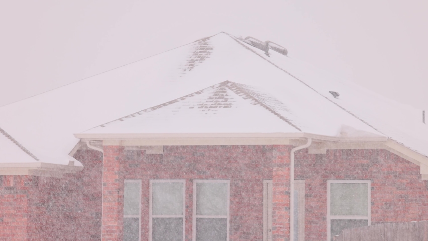 Heavy snow bad weather day saw from a community at Oklahoma