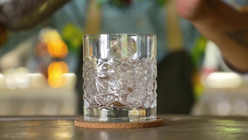 A video of a bartender making a cokctail