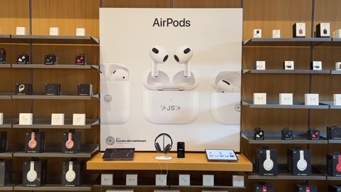 Orlando, FL/USA-12/6/19: An Apple store display of AirPods and Beats  wireless headphones Stock Photo - Alamy