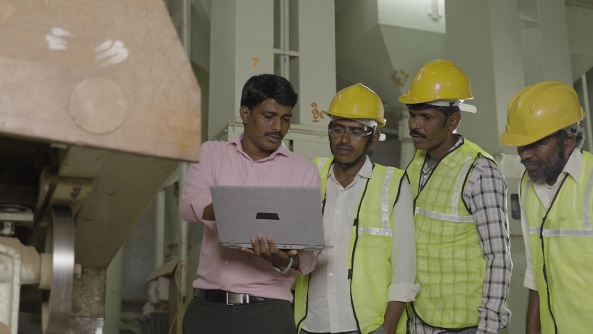 supervisor explaining about machinery or debugging using laptop while in front of workers - concept of teamwork, skilled workforce and empployee communication Royalty-Free Stock Footage #1088506129
