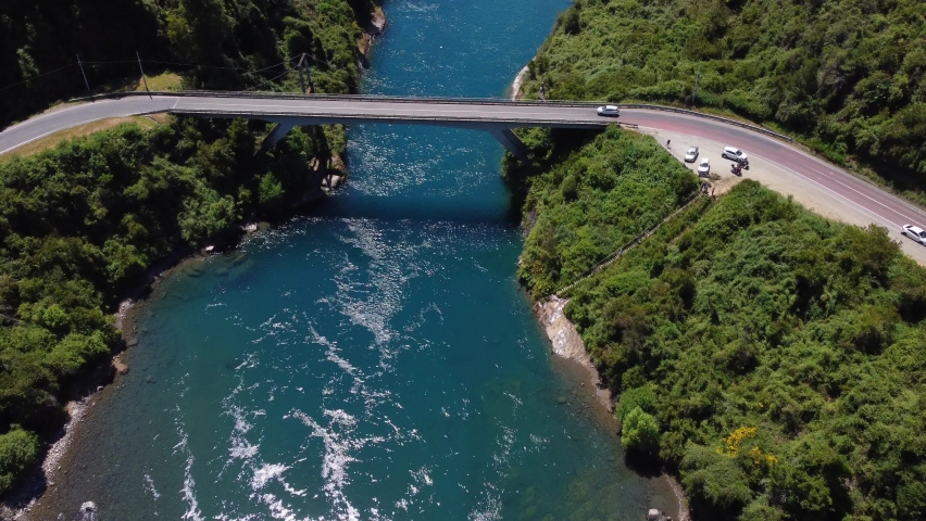 Auto cruza el puente Malihue en Rio San Pedro, Chile, vista aérea desde un dron.