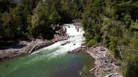 Mirador Salto Los Novios en el Parque Nacional Puyehue, Chile, cascadas, saltos de agua, aventura y vegetación ofrecen para tomar un buen viaje con la familia.