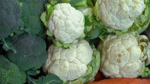 Cauliflower and broccoli.
Cauliflower and broccoli standing on the counter.
