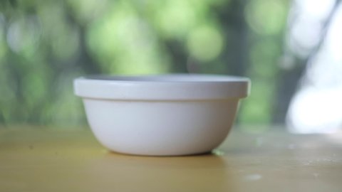 Pour sukiyaki sauce into the white bowl from the bottle