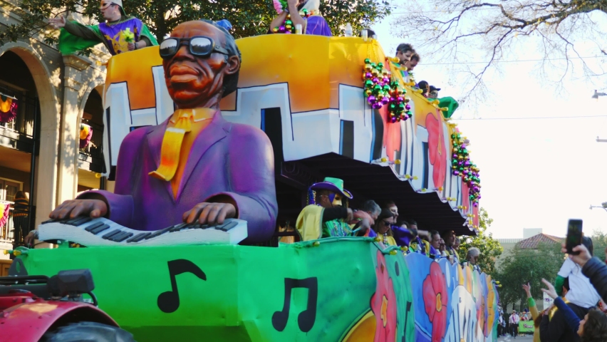 That the school parade float. Parade Float. Thats the School Parade Float. Parades of Floats Easter.