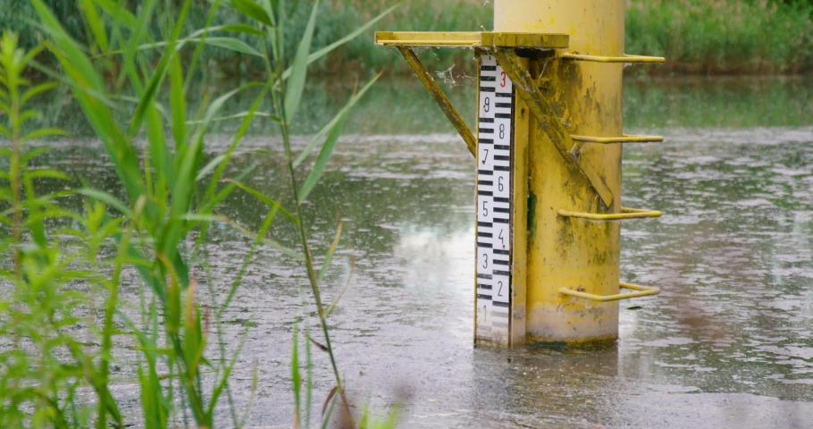 Water level indicator in the lake.