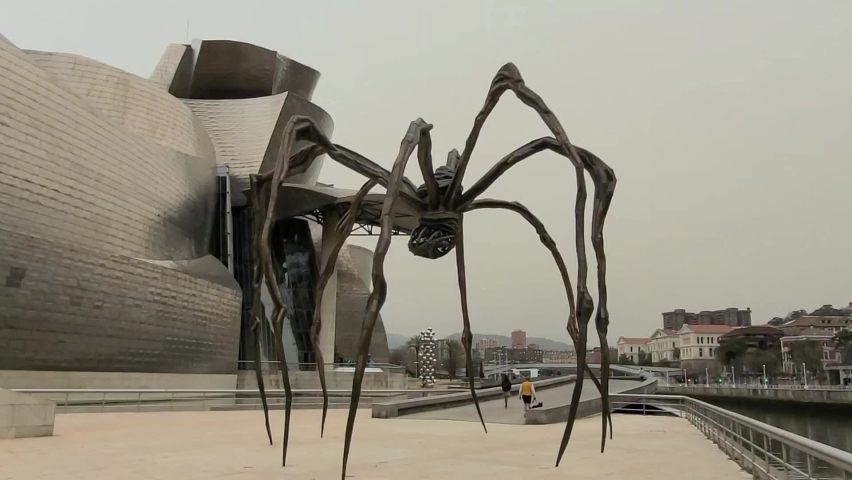 sculpture maman de bourgeois at the guggenheim in bilbao Royalty-Free Stock Footage #1088737011