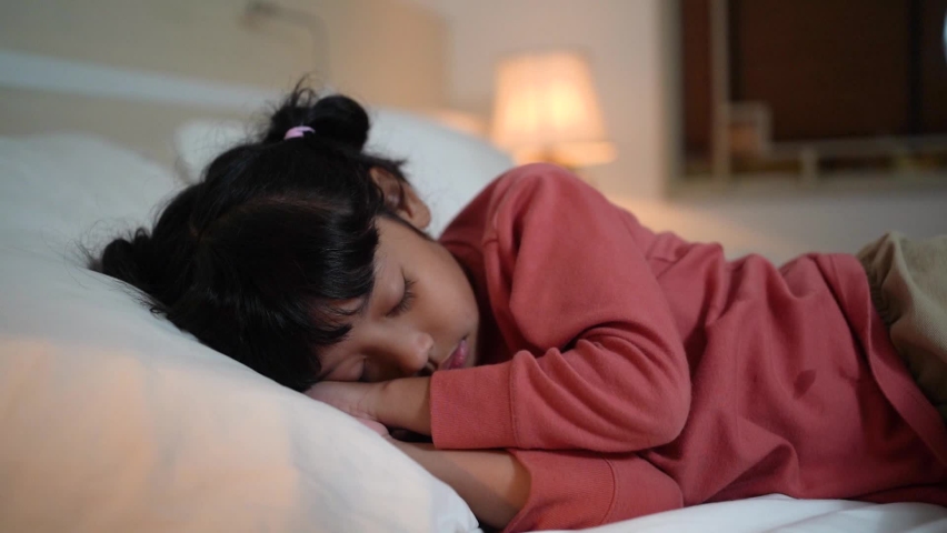 Sleep mom video. Сон на Ын фото. Лонг сон. Женщина проблемы со сном. Сон на 8 мая.