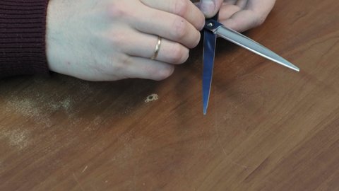The master of sharpening disassembles the scissors before sharpening 4k