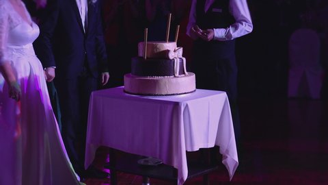 Lighting effects in a restaurant cutting the bride's cake at a wedding,6k,prorez 4444