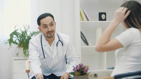 4k video of pregnant woman speaking with a doctor.