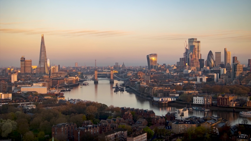 Panoramic sunrise to day time lapse view of the skyline of London with Tower Bridge, Thames river and the skyscrapers of the City, England Royalty-Free Stock Footage #1089367195