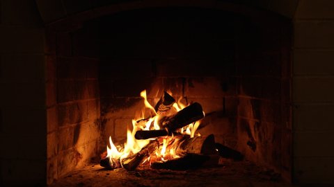 Cozy Relaxing Fireplace. TV Screen Saver. A Looping Clip of a Fireplace with Medium Size Flames Christmas Holidays Concept. Video for Meditation : vidéo de stock