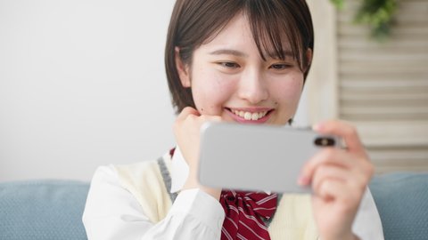 Do japanese schools allow phones?
