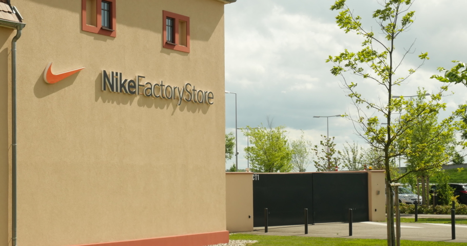 Comandante Visión Estar confundido 5 Nike Factory Store Stock Video Footage - 4K and HD Video Clips |  Shutterstock