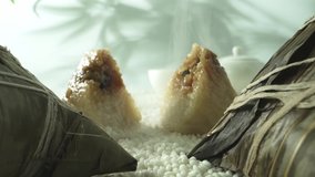 The glutinous rice wrapped with bamboo leaves is made into zongzi for the Dragon Boat Festival